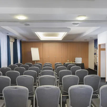 Ibis Styles Cologne Airport מלון