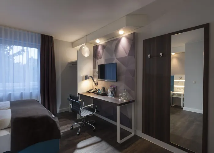 מלון Ibis Styles Cologne Airport 3*