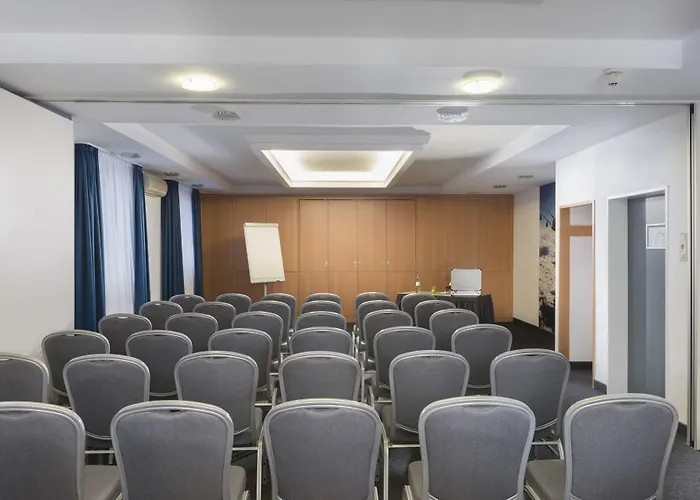 Ibis Styles Cologne Airport מלון